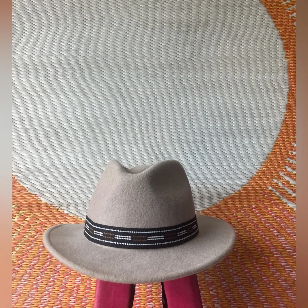 Stylish Beige Hat with Black Band - Picture 1 of 3